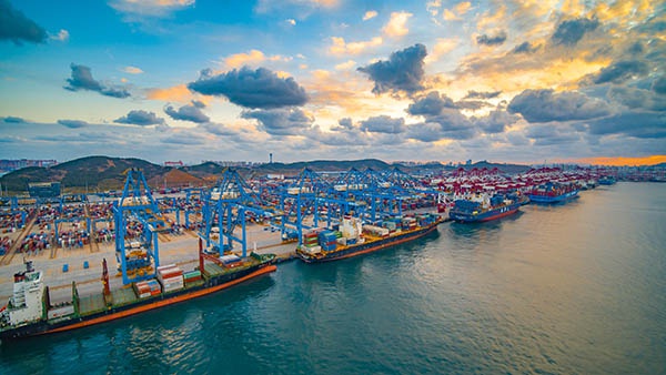 青岛港二期自动化码头投产运营